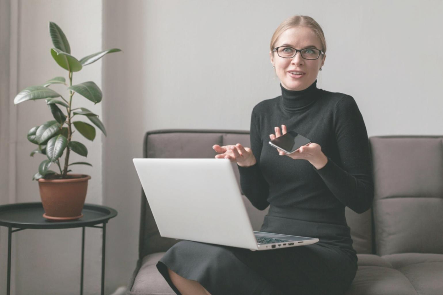 Personne analysant ses finances avec inquiétude