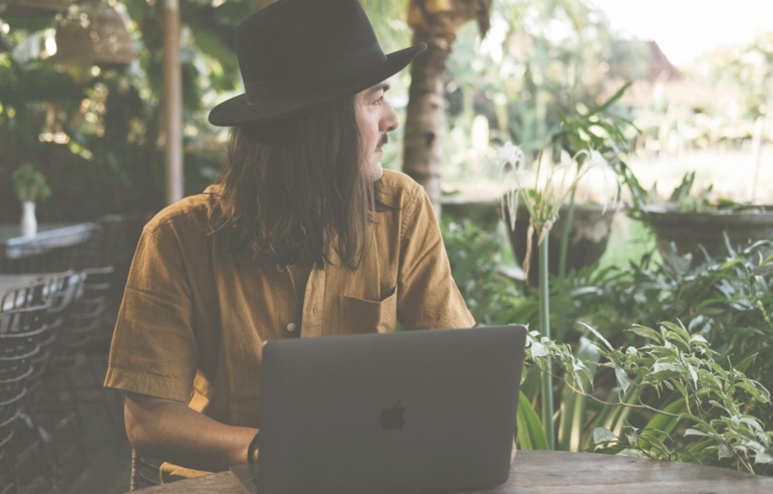 Équipe de conseillers financiers xanderynvia travaillant sur des plans d'épargne personnalisés