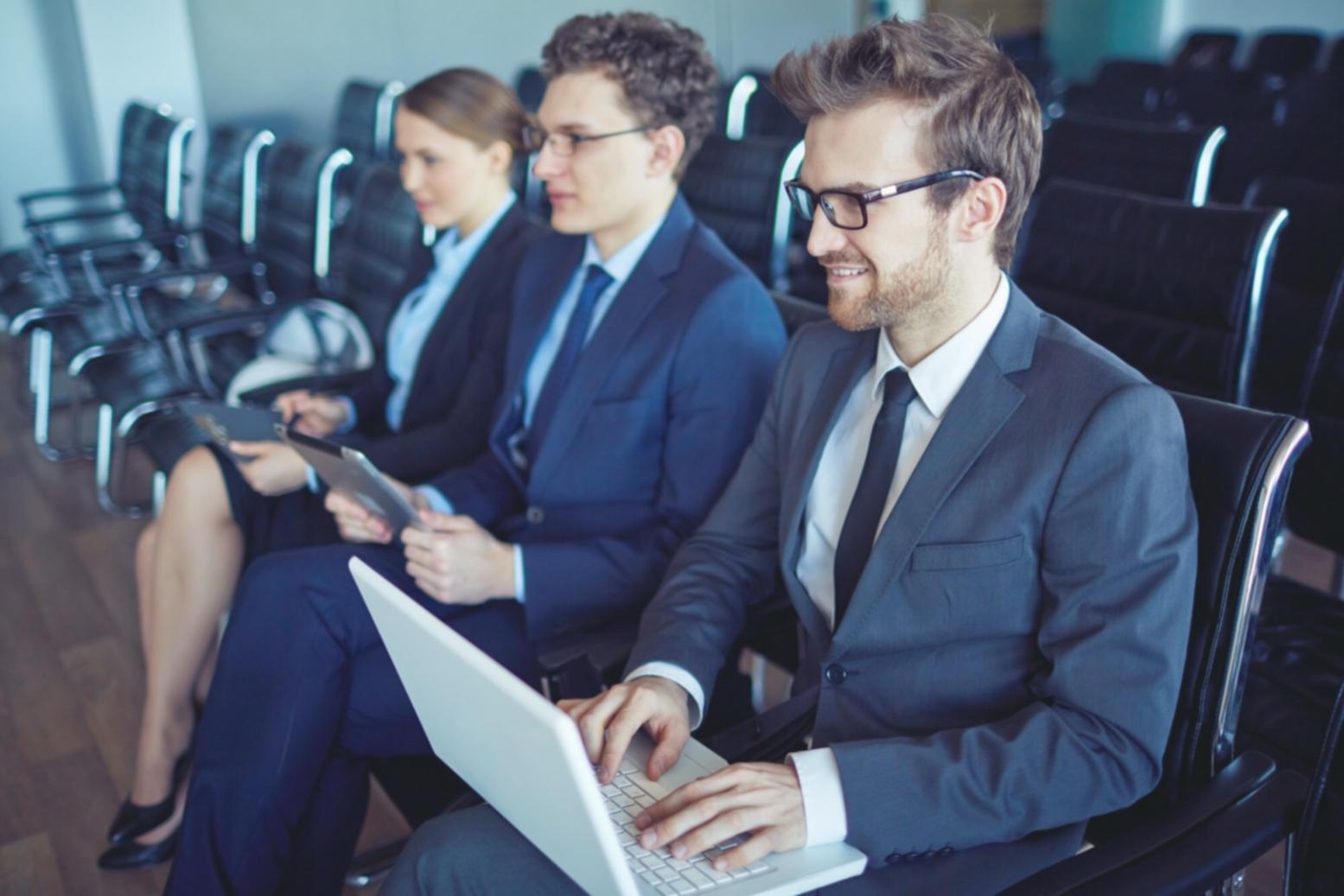 Personne sereine consultant ses comptes